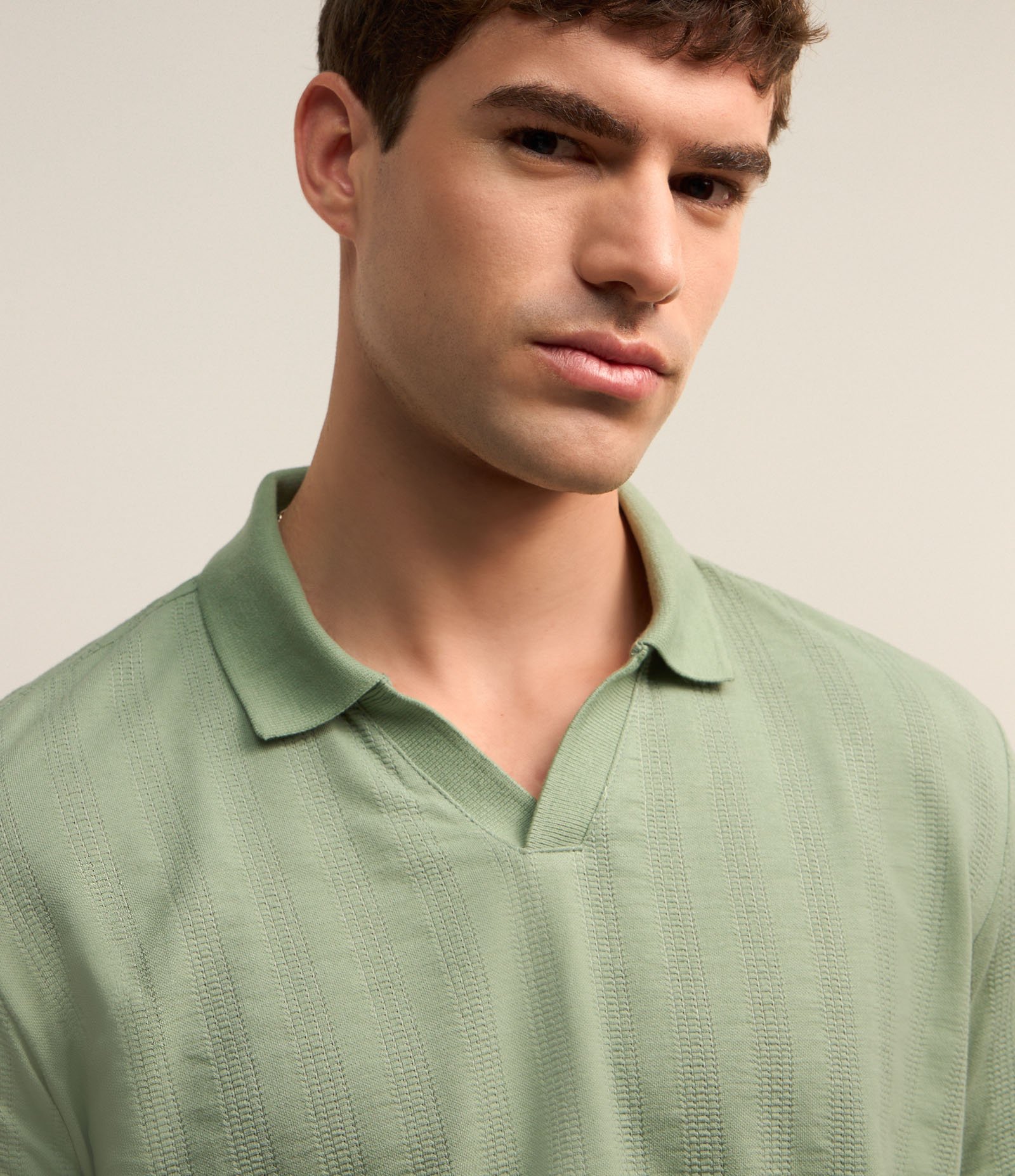 Camiseta Polo com Textura Canelada e Gola V Verde 3