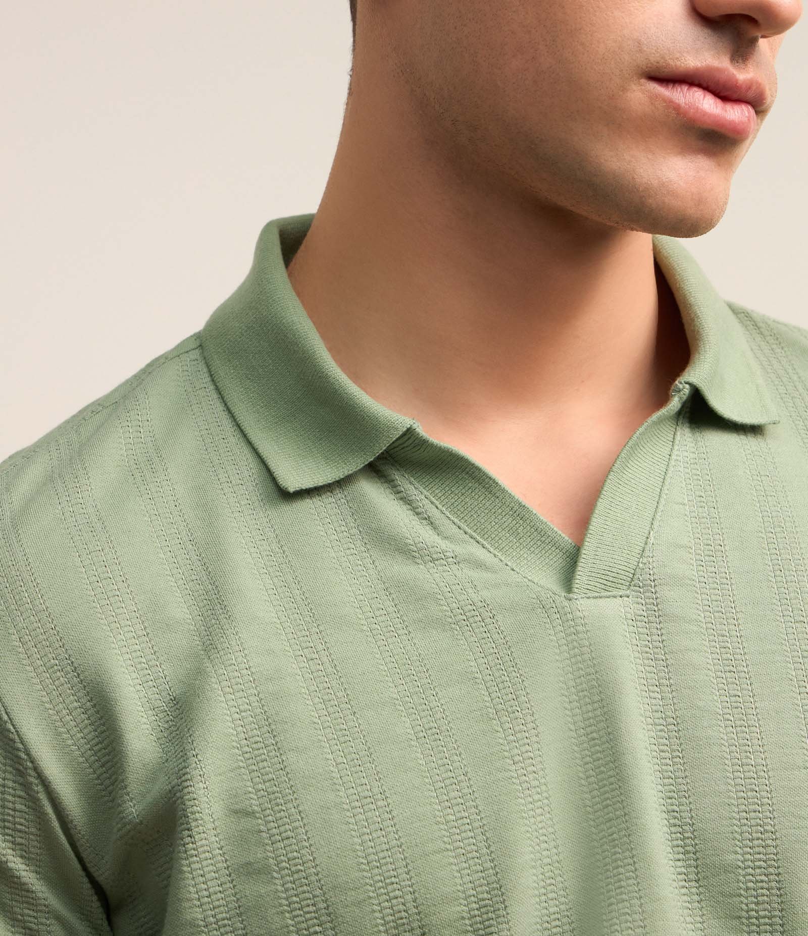 Camiseta Polo com Textura Canelada e Gola V Verde 5