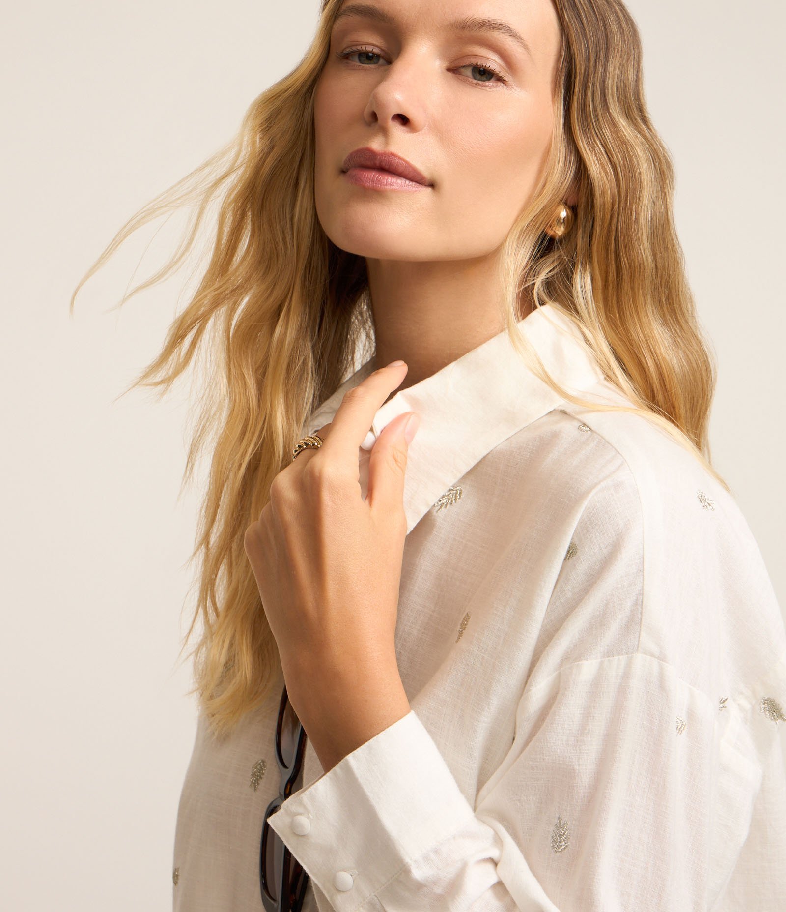 Camisa em Tricoline com Coqueiros Bordados de Fio Metalizado Branco 4