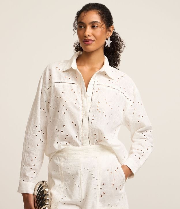 Camisa em Laise com Abotoamento e Detalhes de Entremeios