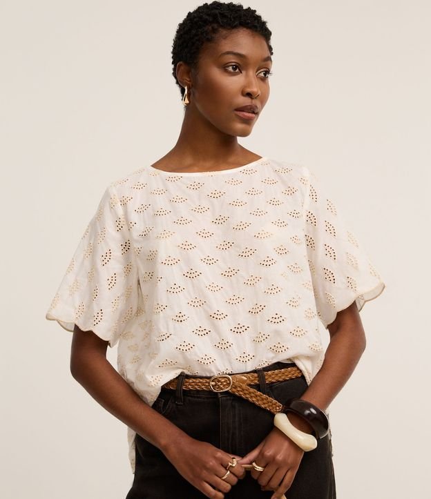 Blusa em Laise com Bordados Vazados de Leques