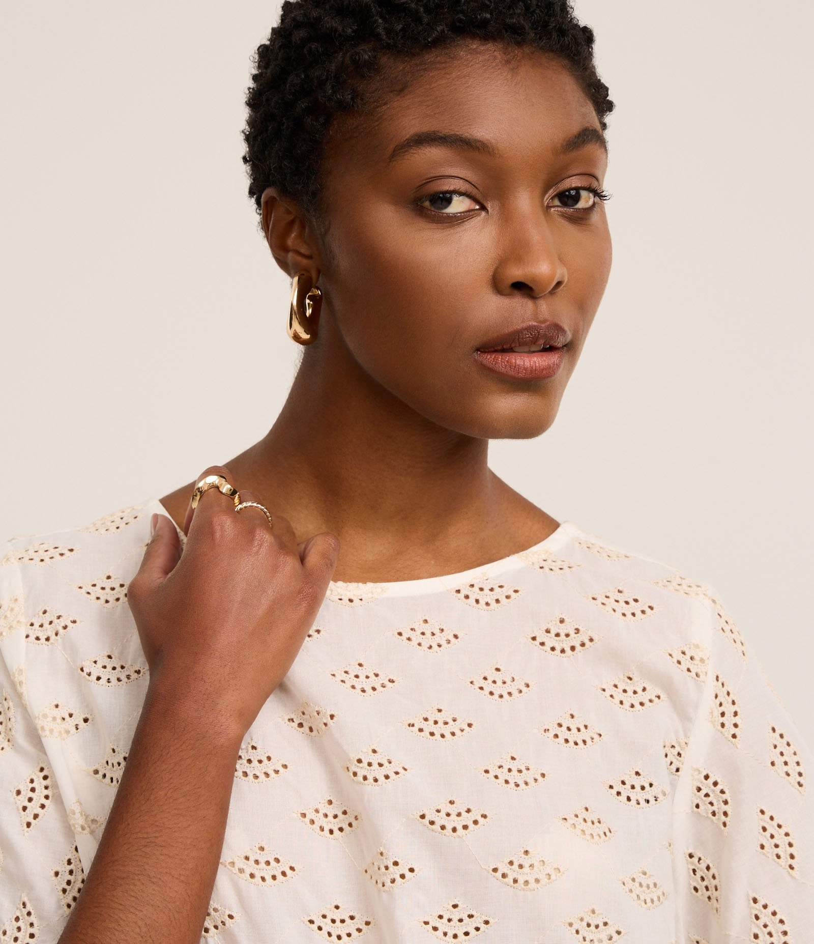 Blusa em Laise com Bordados Vazados de Leques Off White 4