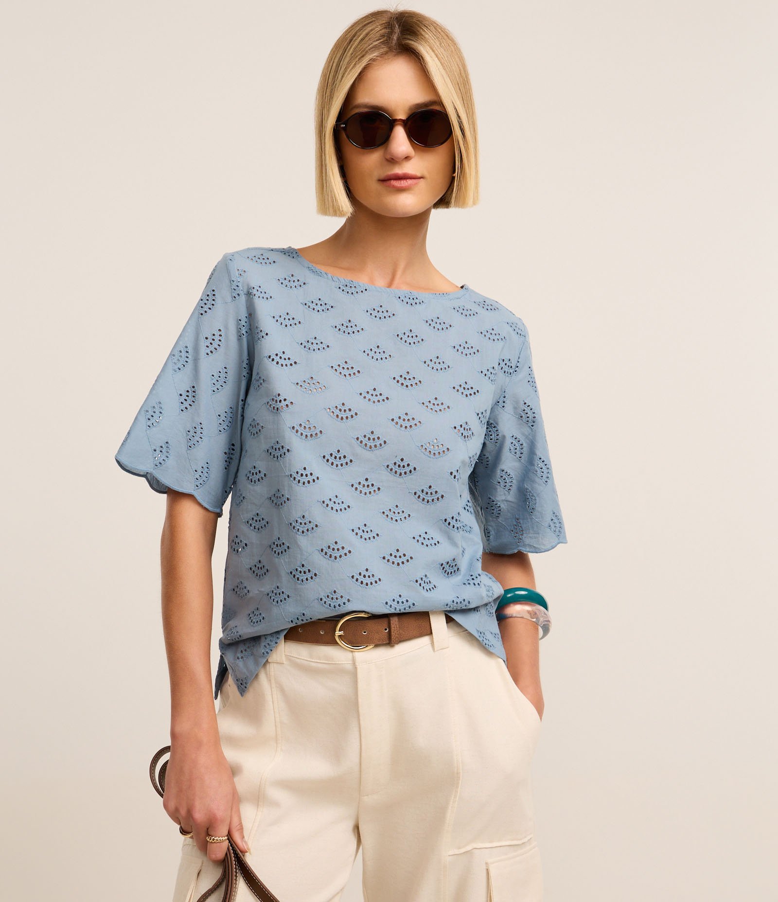 Blusa em Laise com Bordados Vazados de Leques Azul 1