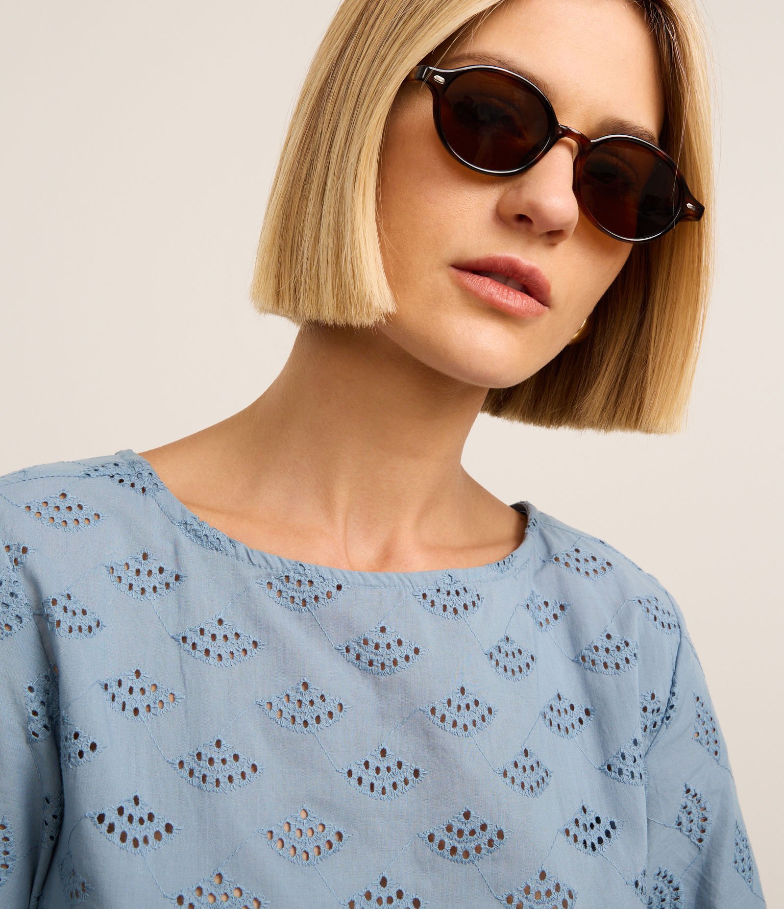 Blusa em Laise com Bordados Vazados de Leques Azul 3