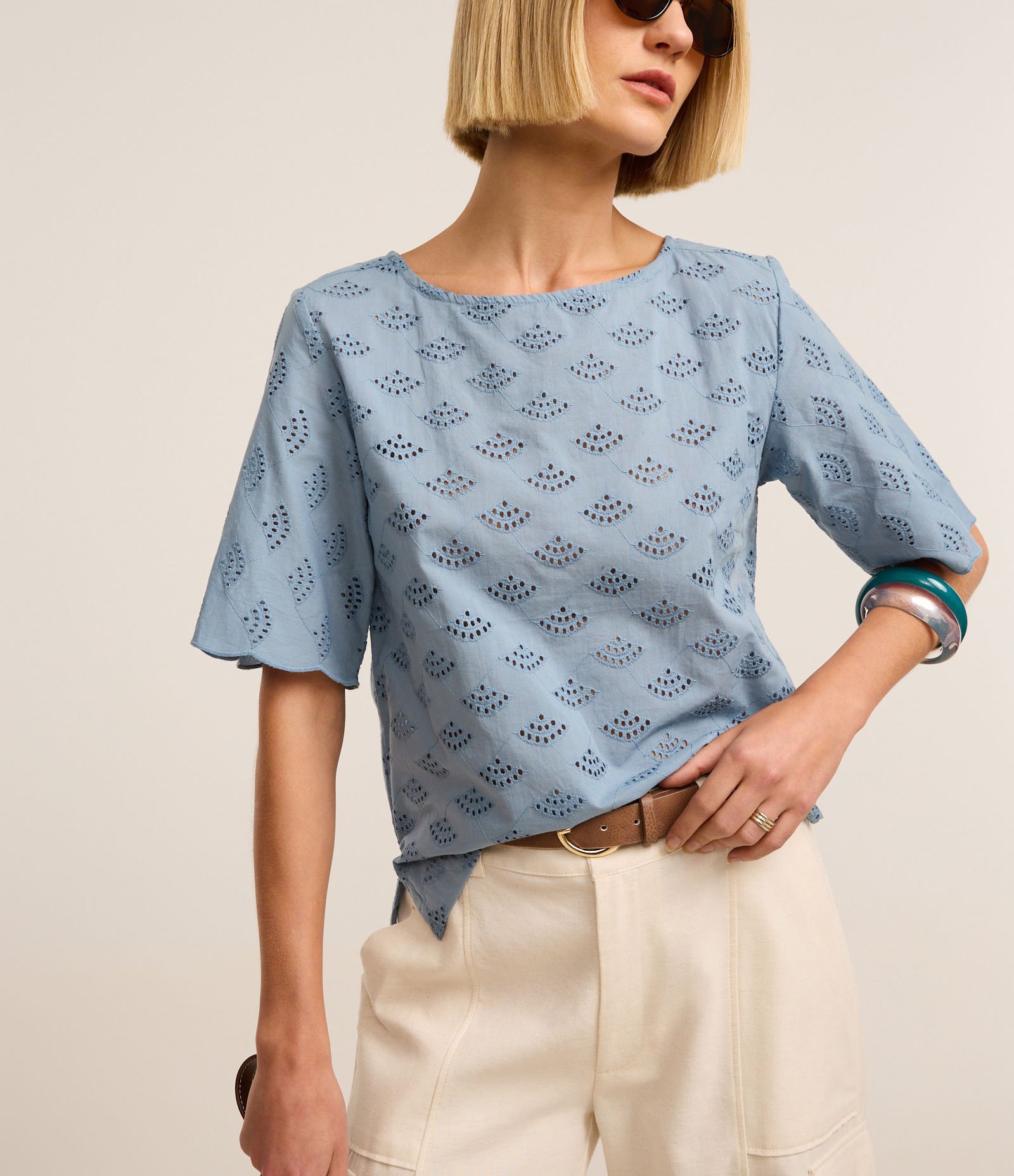 Blusa em Laise com Bordados Vazados de Leques Azul 4