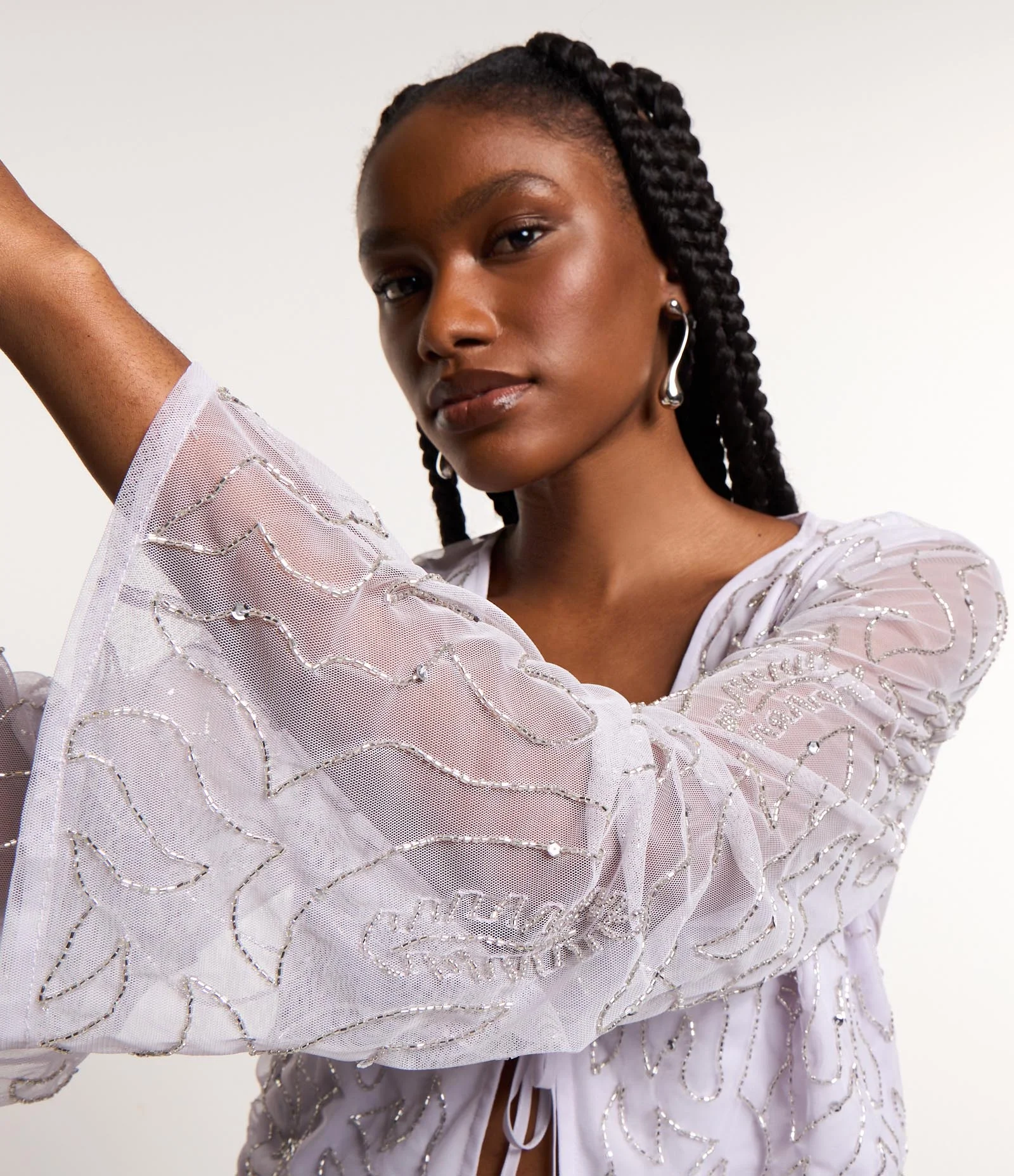 Blusa Cropped em Tule com Bordado Brilhoso e Amarração no Decote Cinza 1