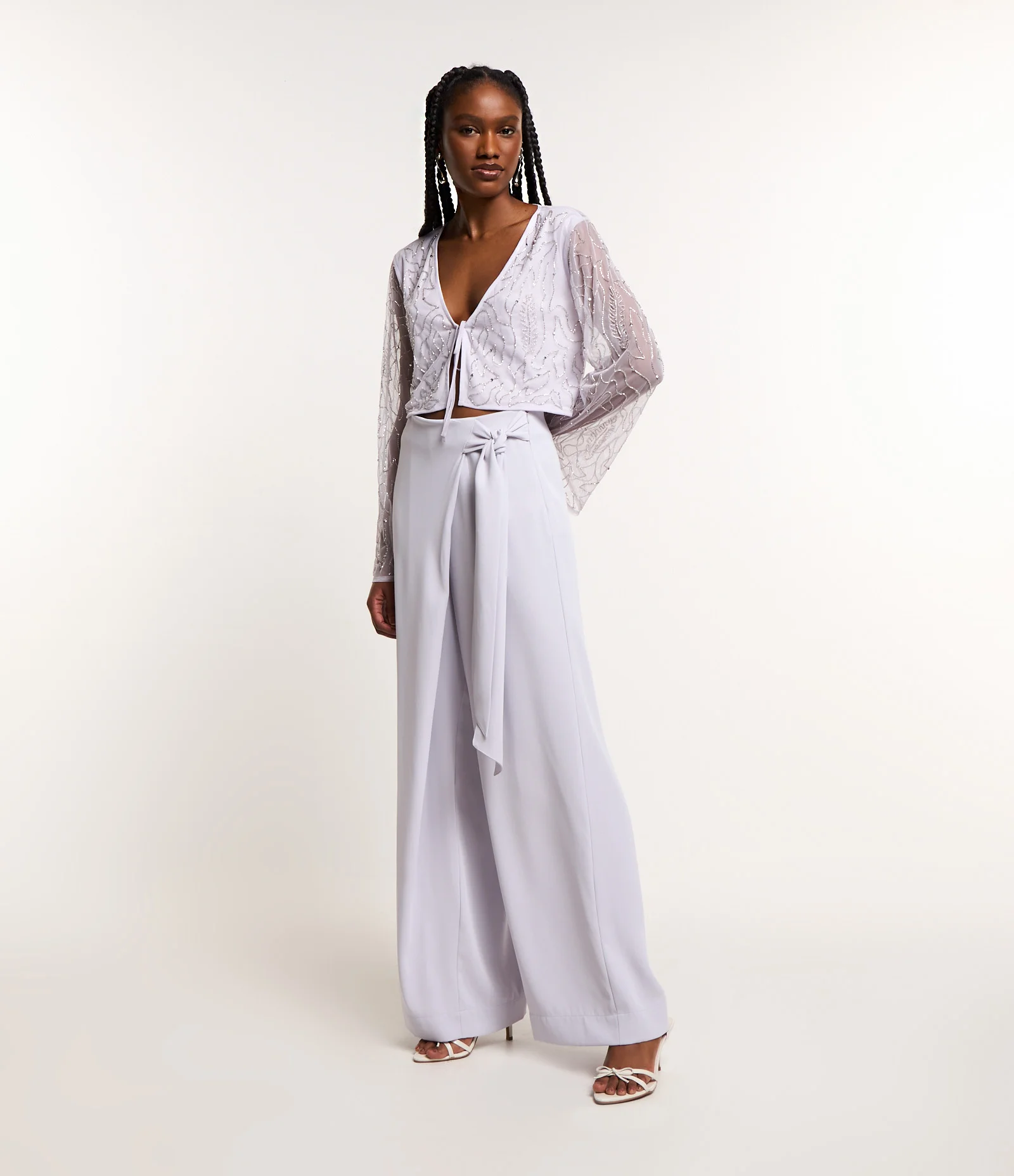 Blusa Cropped em Tule com Bordado Brilhoso e Amarração no Decote Cinza 2