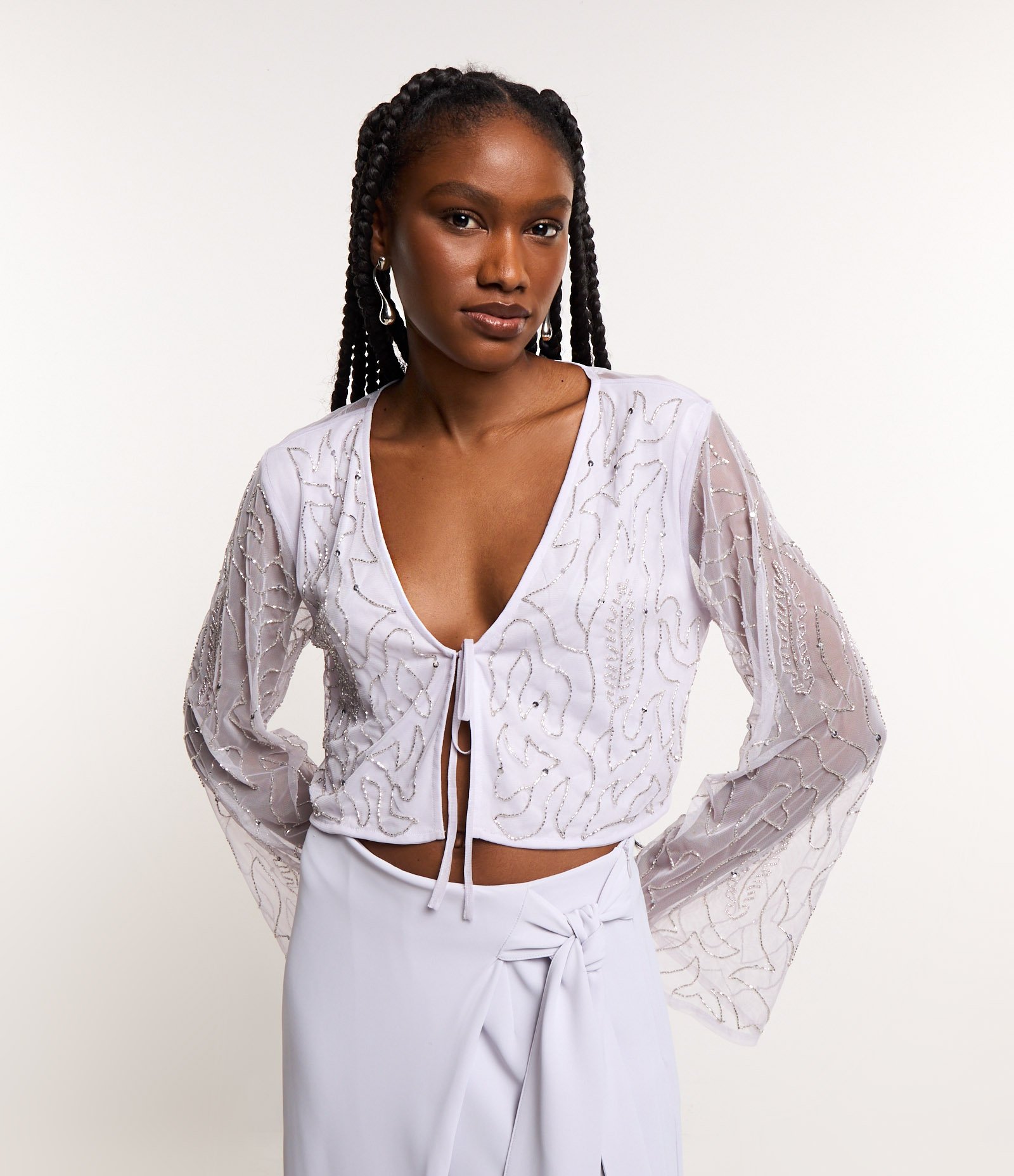 Blusa Cropped em Tule com Bordado Brilhoso e Amarração no Decote Cinza 4