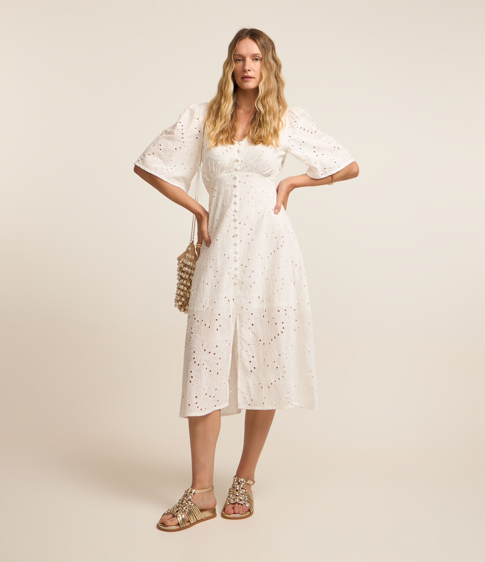 Vestido Evasê Midi em Laise com Abotoamento 2