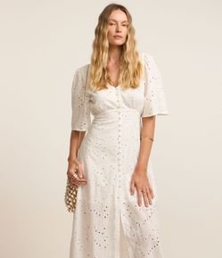Vestido Evasê Midi em Laise com Abotoamento
