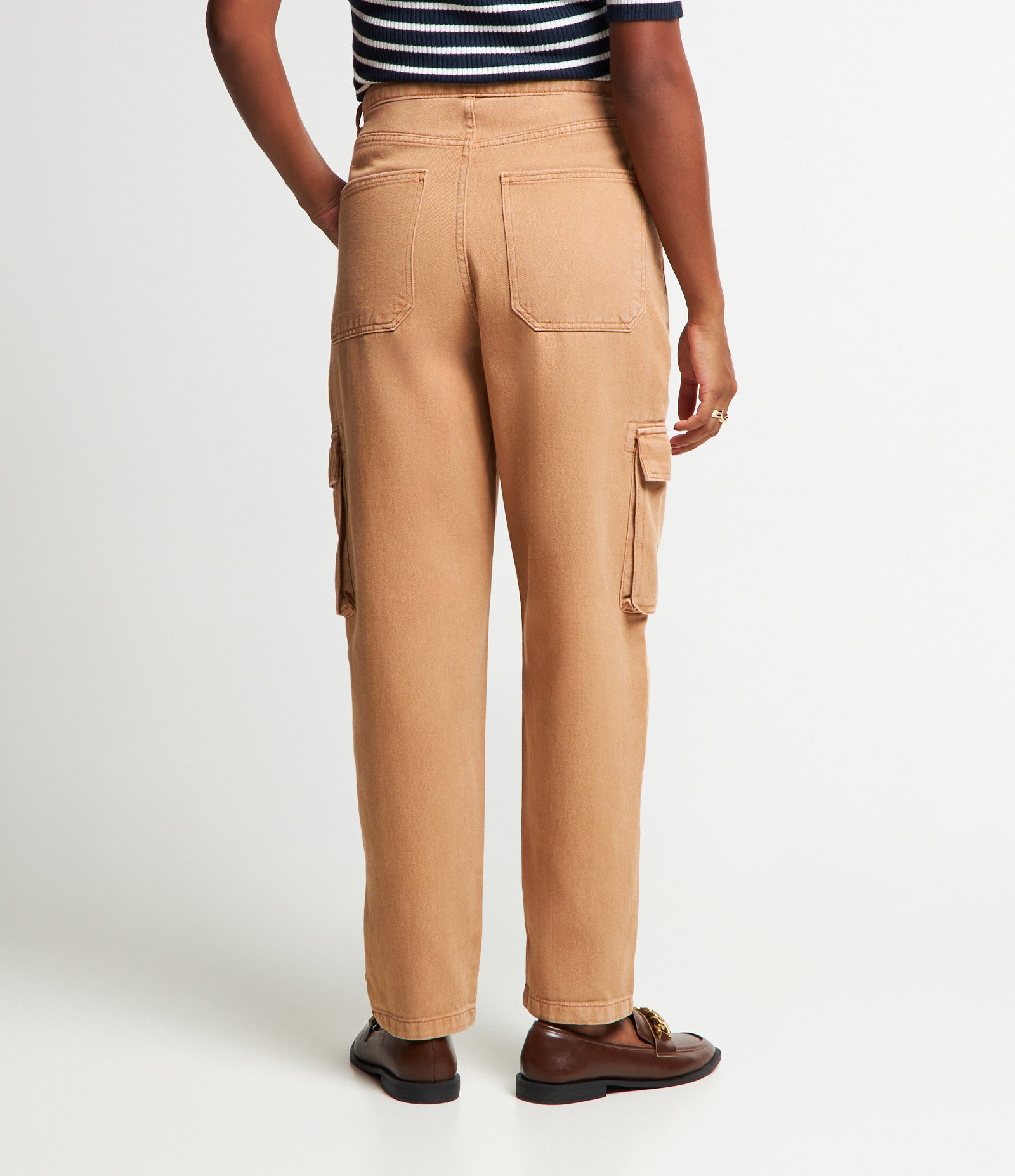 Calça Cargo em Sarja com Detalhe de Abotoamento na Barra Marrom Caramelo 4