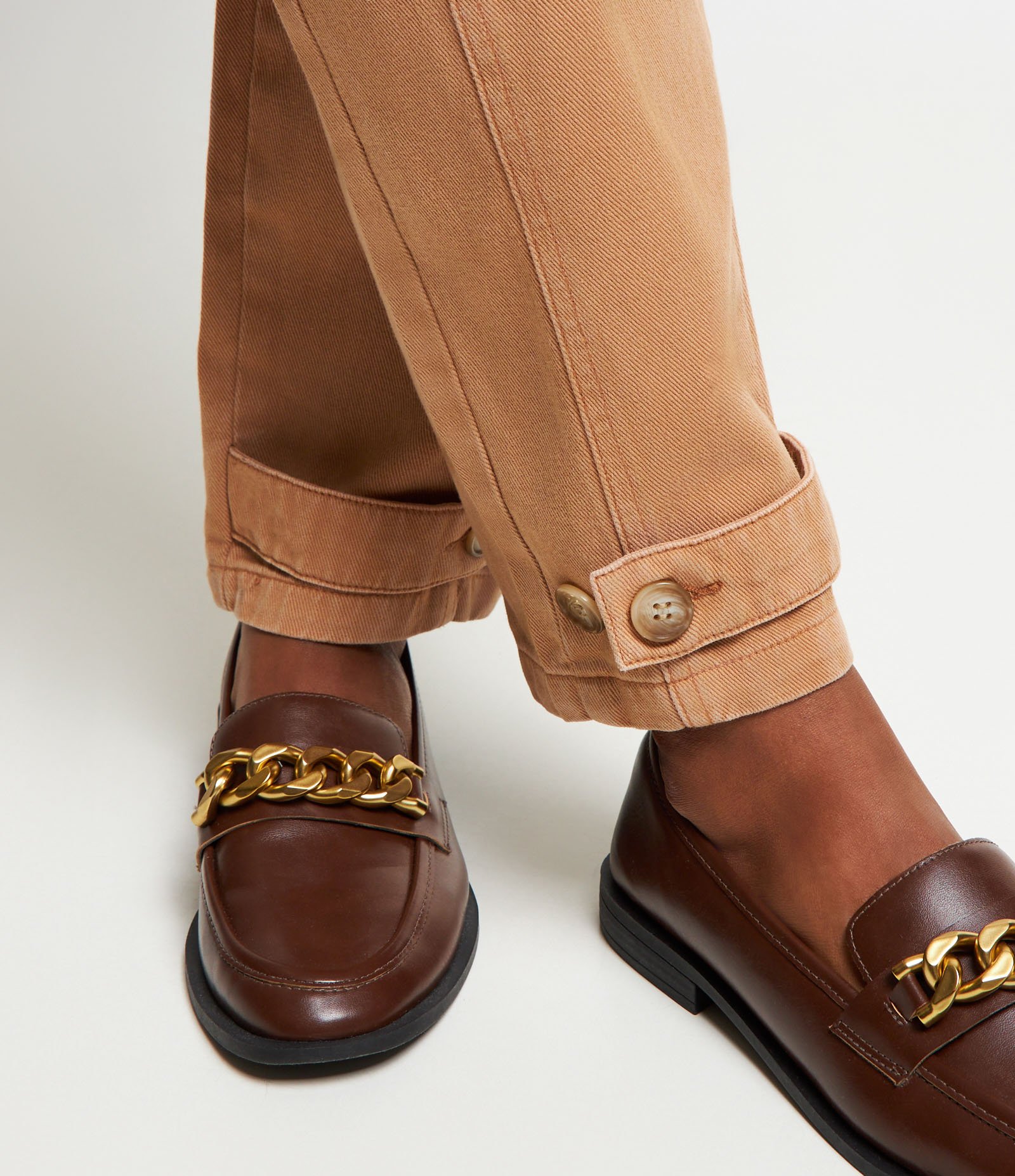 Calça Cargo em Sarja com Detalhe de Abotoamento na Barra Marrom Caramelo 5