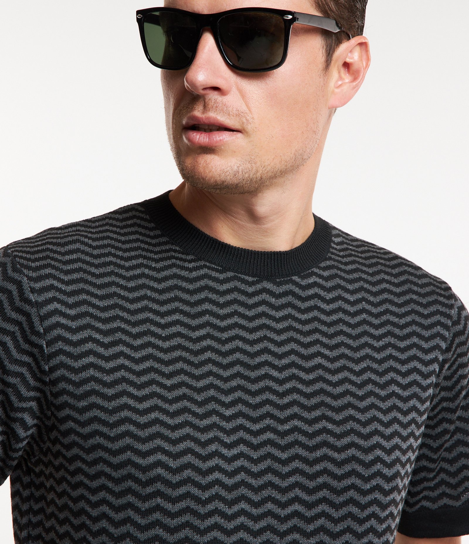 Camiseta com Textura e Estampa Zig Zag Preto/ Cinza 3
