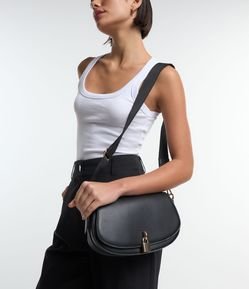 Bolsa Saddle Média em PU com Pingente de Cadeado