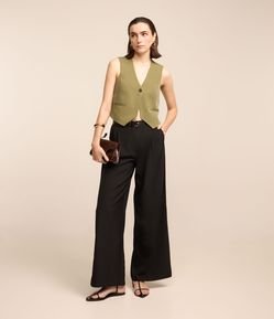 Calça Wide Leg Alfaiatada com Cinto Fivela e Pregas