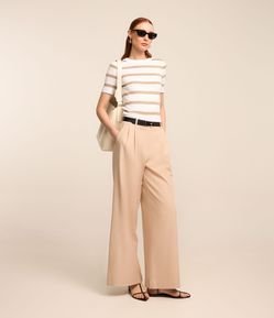 Calça Wide Leg Alfaiatada com Cinto Fivela e Pregas