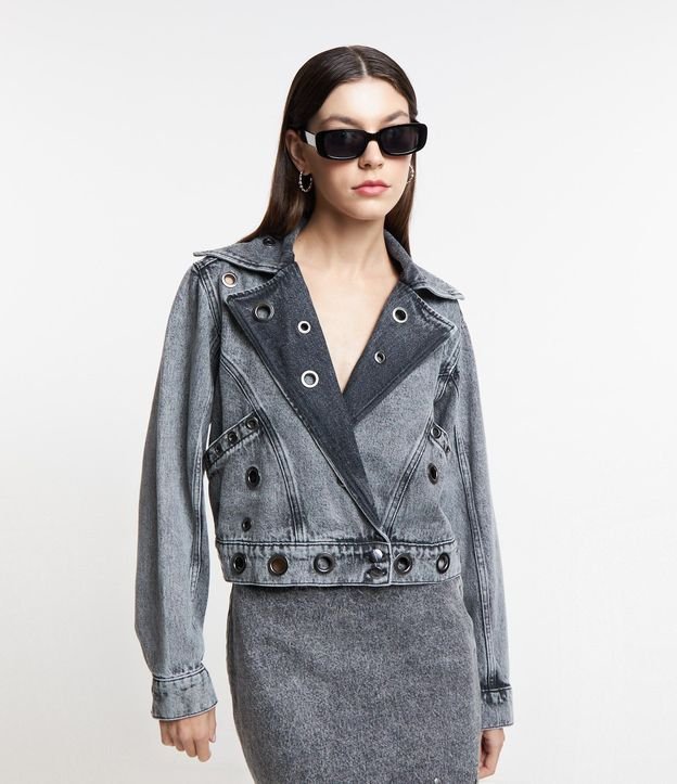 Jaqueta Cropped em Jeans com Ilhoses