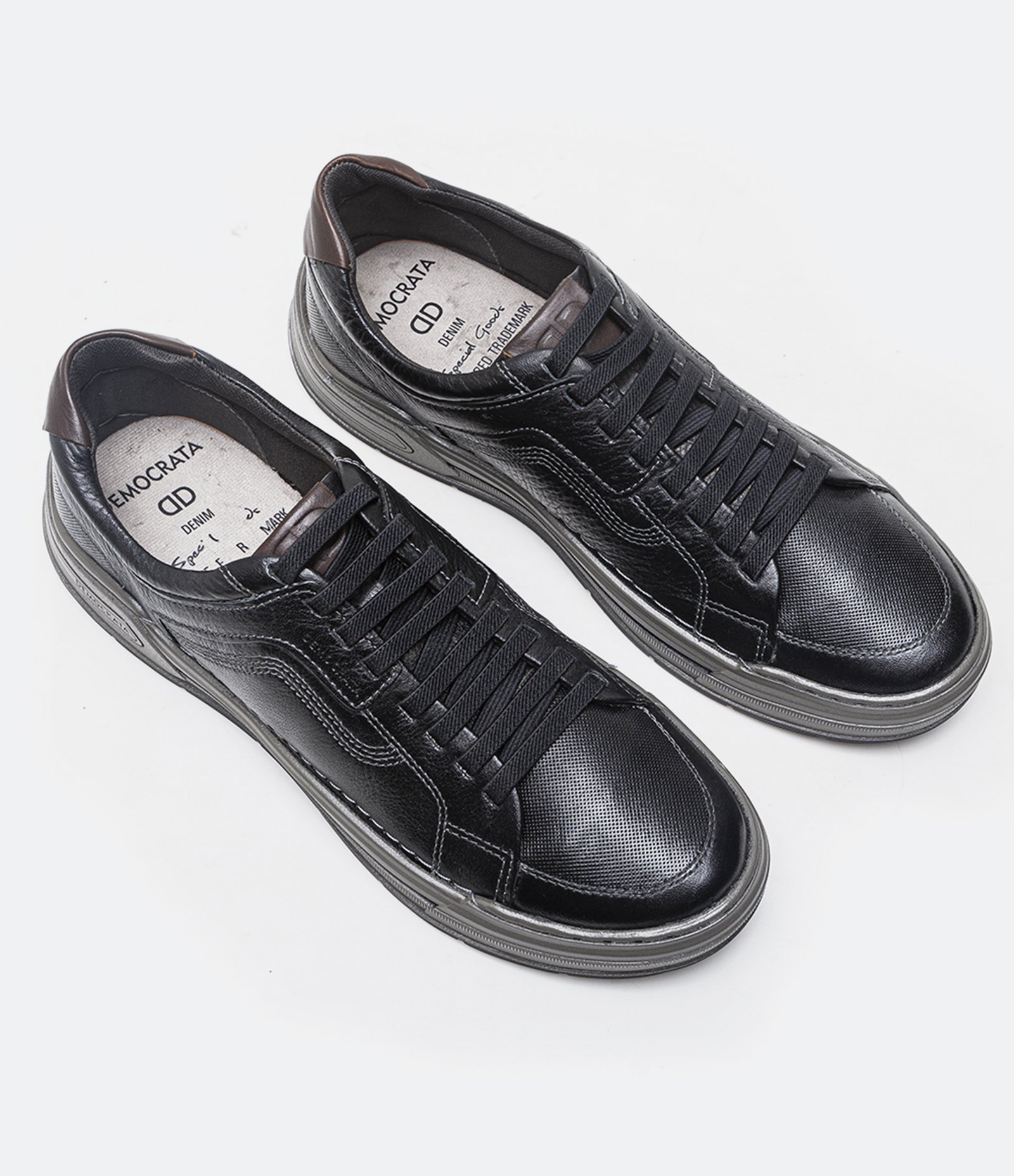 Tênis em Couro com Fechamento de Cadarço e Recortes Democrata Preto 2