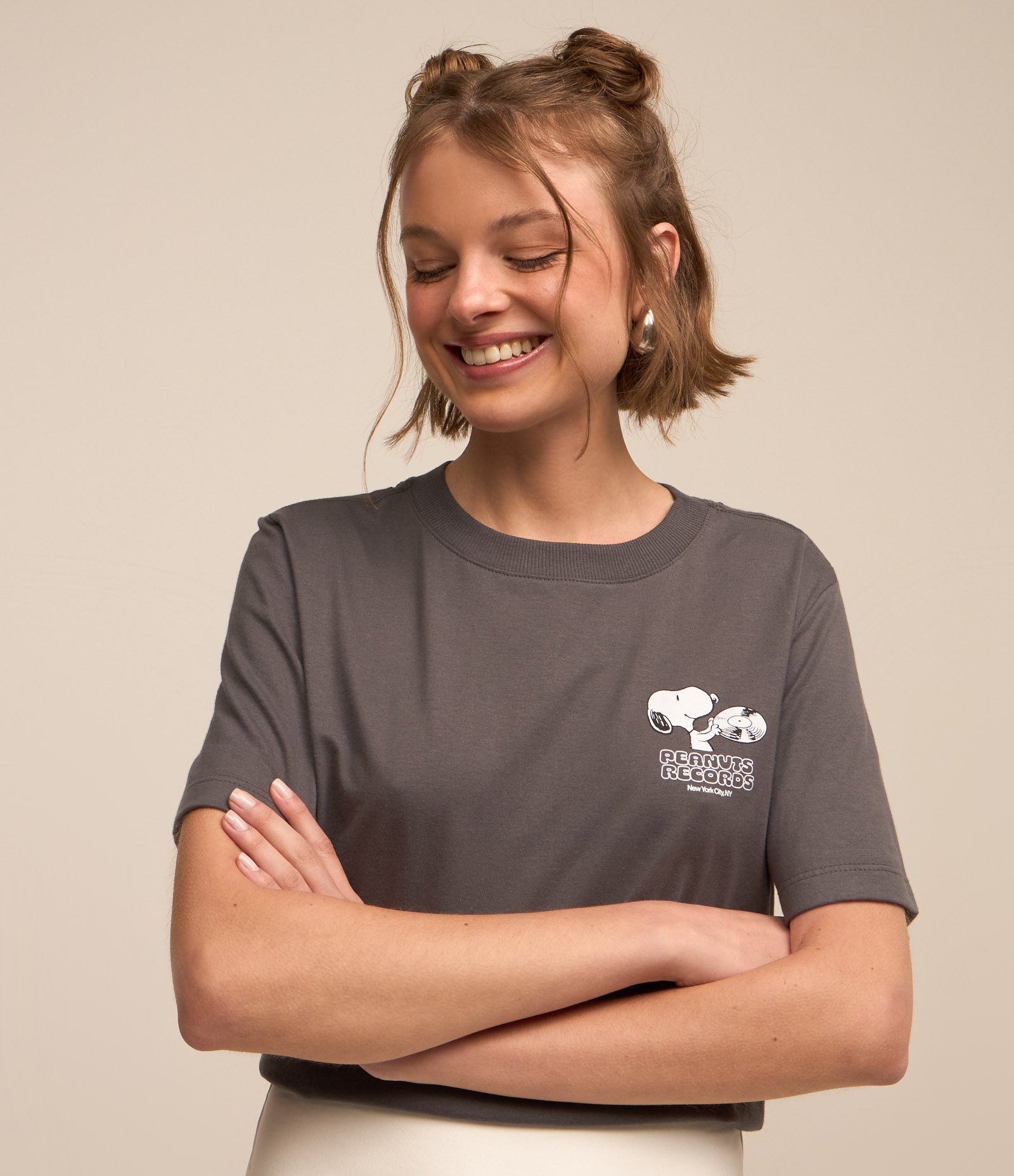 Camiseta Manga Curta em Algodão com Snoopy Estampado Cinza 3