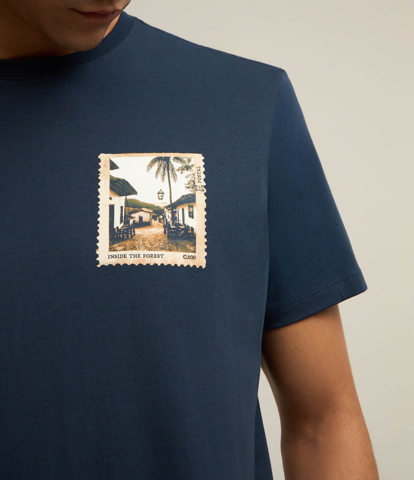 Camiseta em Algodão com Estampa Selo Postal Azul 3