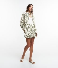 Short Reto em Viscolinho com Pregas Frontais e Estampa Abstrata