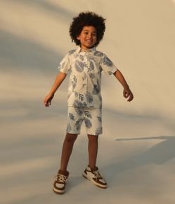 Bermuda Infantil em Sarja com Estampa de Folhagens - Tam 1 a 4 Anos