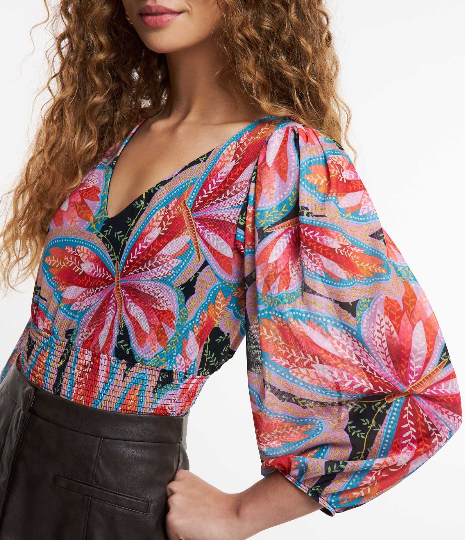 Blusa em Tule com Lastex e Estampa Borboleta Multicores 5