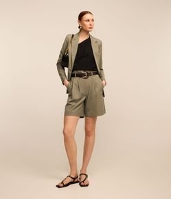 Bermuda Alfaiatada com Pregas Frontais e Cinto Fivela em PU