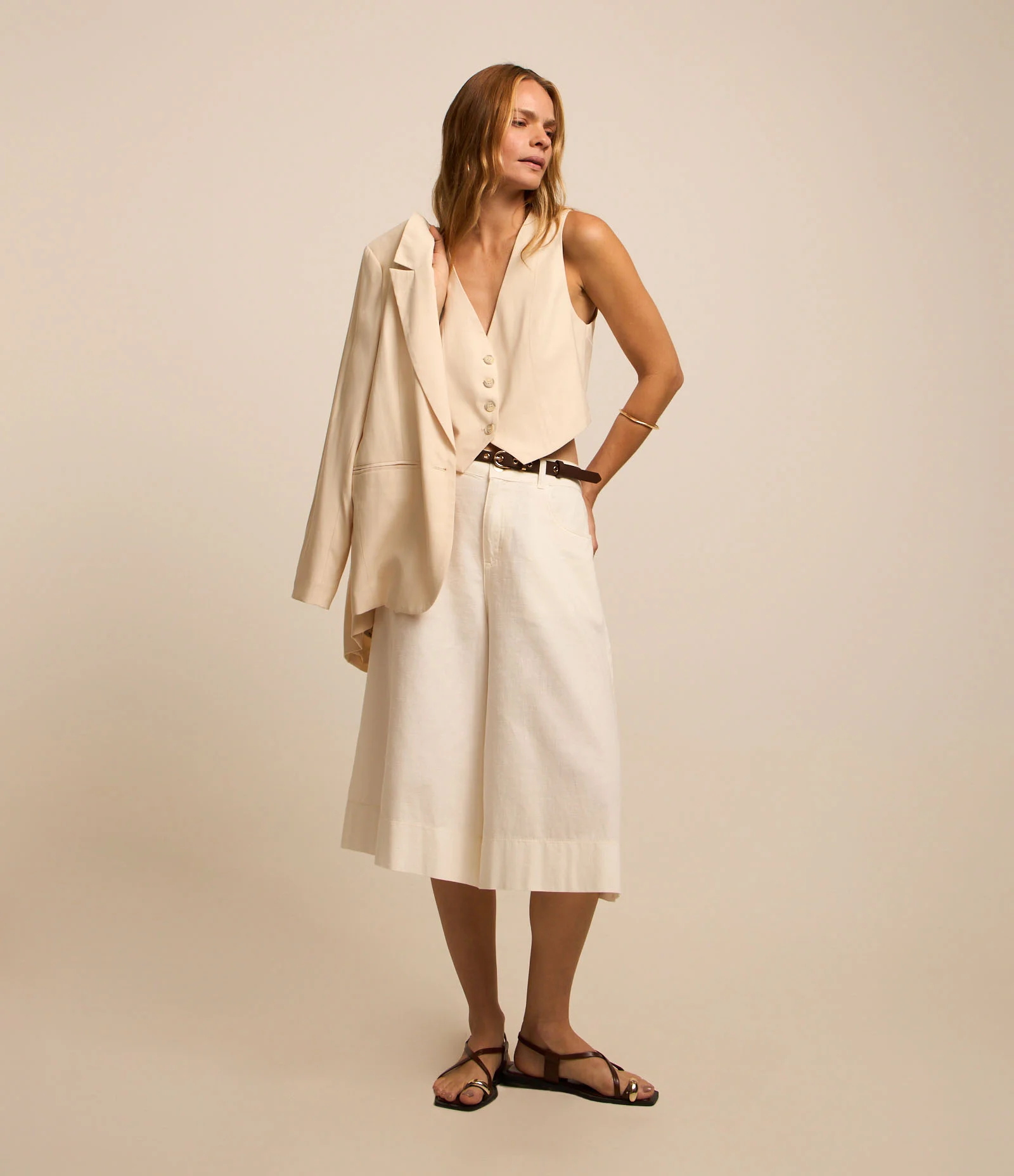 Colete em Alfaiataria com Decote em V e Abotoamento Bege 2