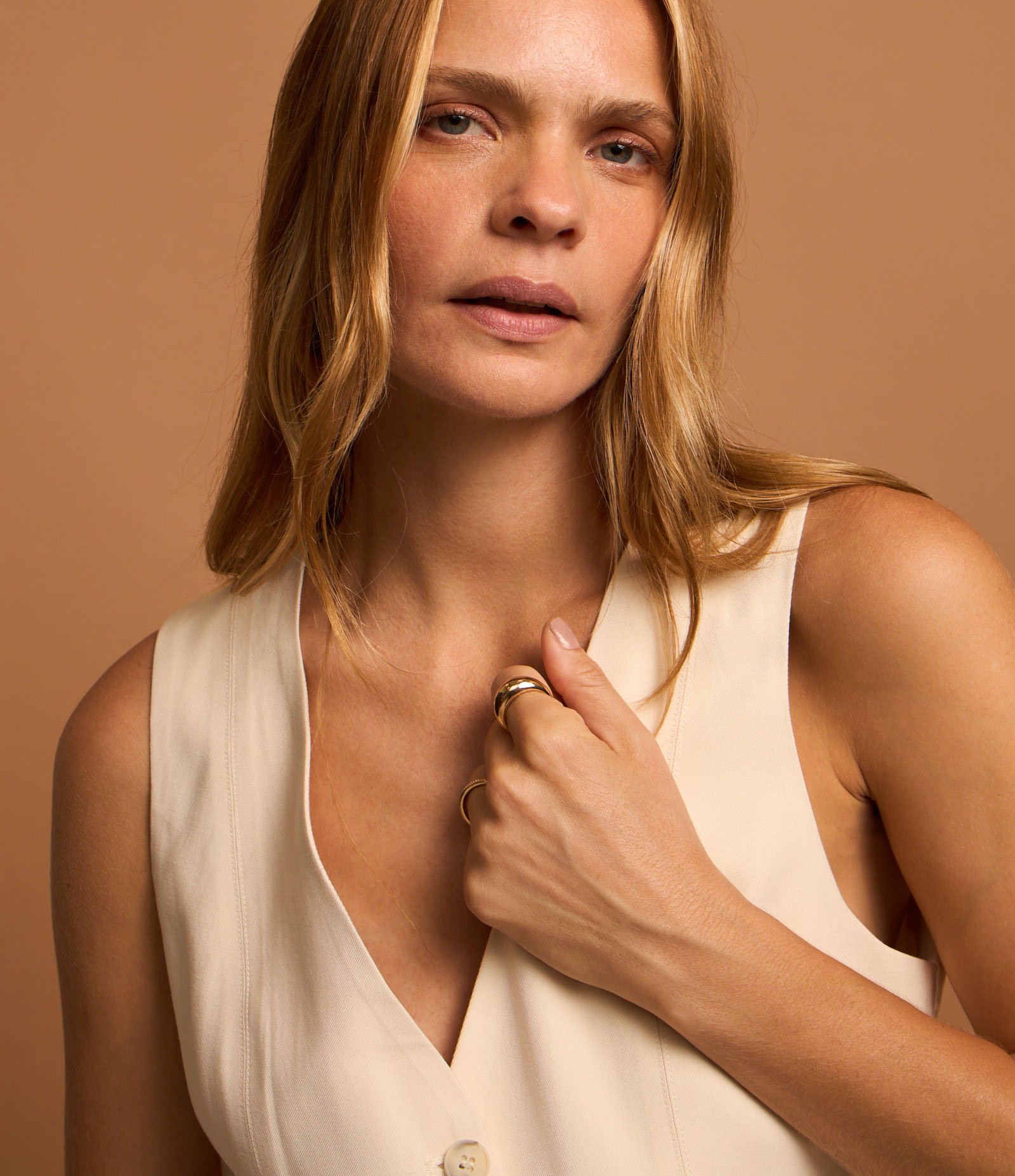 Colete em Alfaiataria com Decote em V e Abotoamento Bege 4