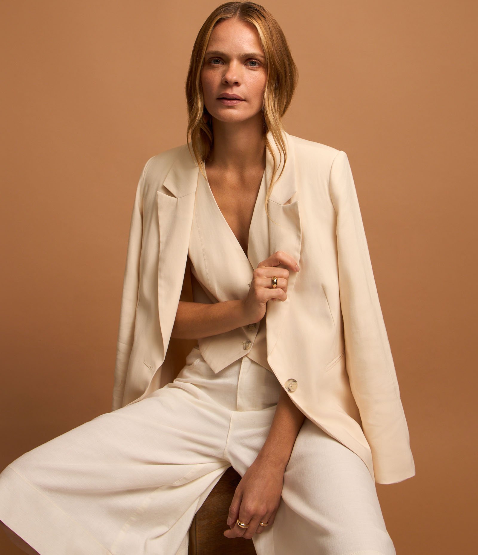 Colete em Alfaiataria com Decote em V e Abotoamento Bege 5