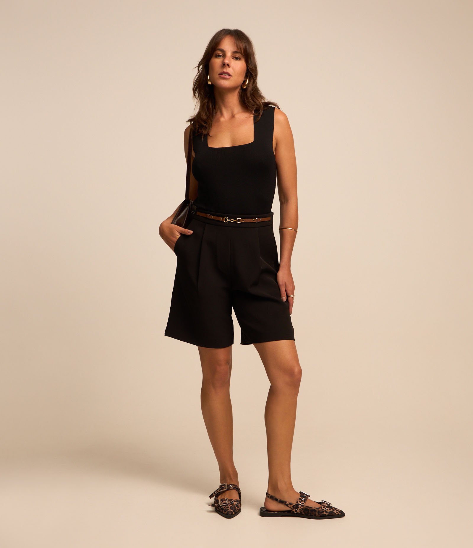 Bermuda Alfaiatada com Cinto Fivela Pequena e Pregas Preto 1