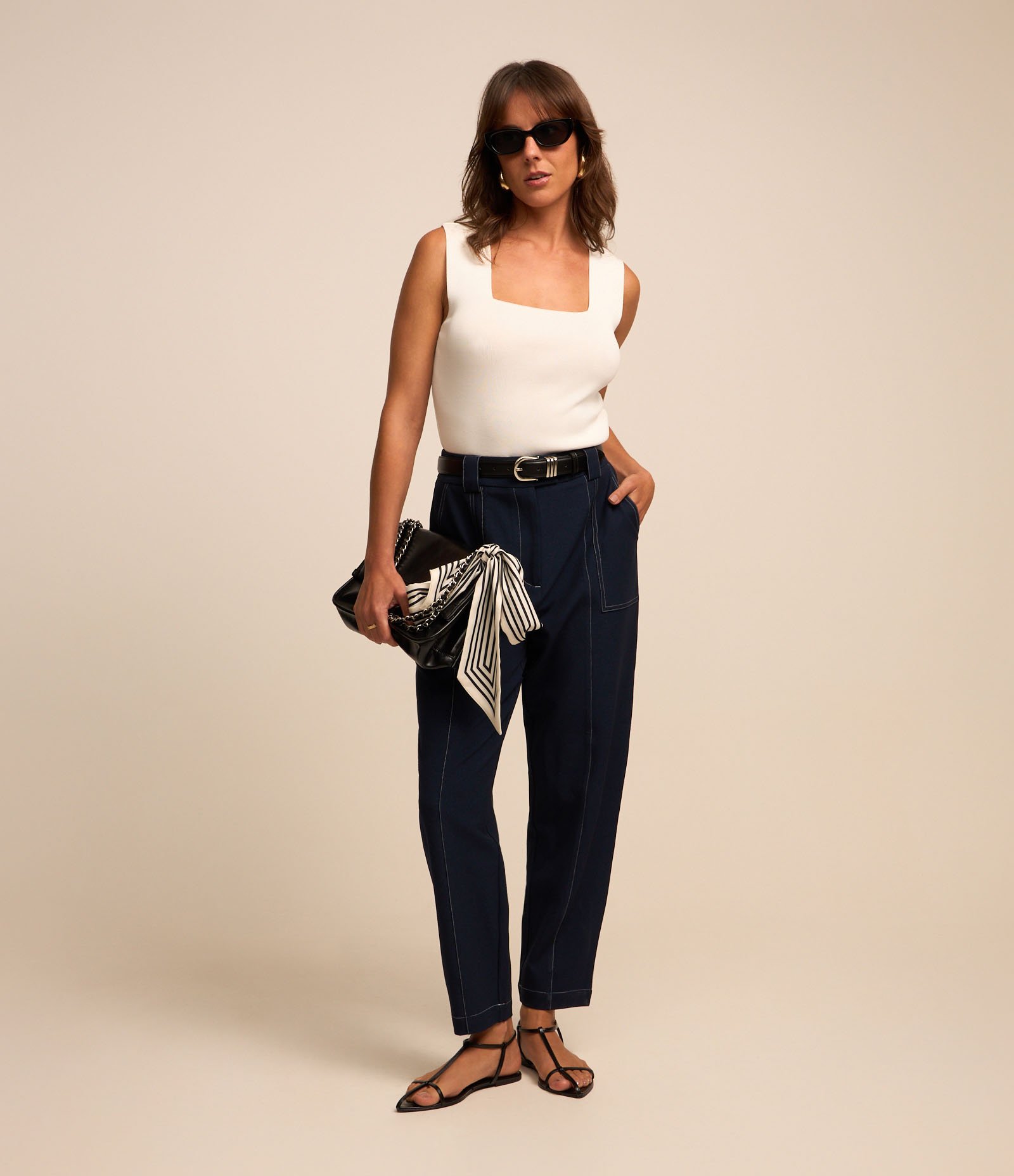 Calça Cenoura Alfaiatada Cintura Alta com Recorte Pespontado Azul 1