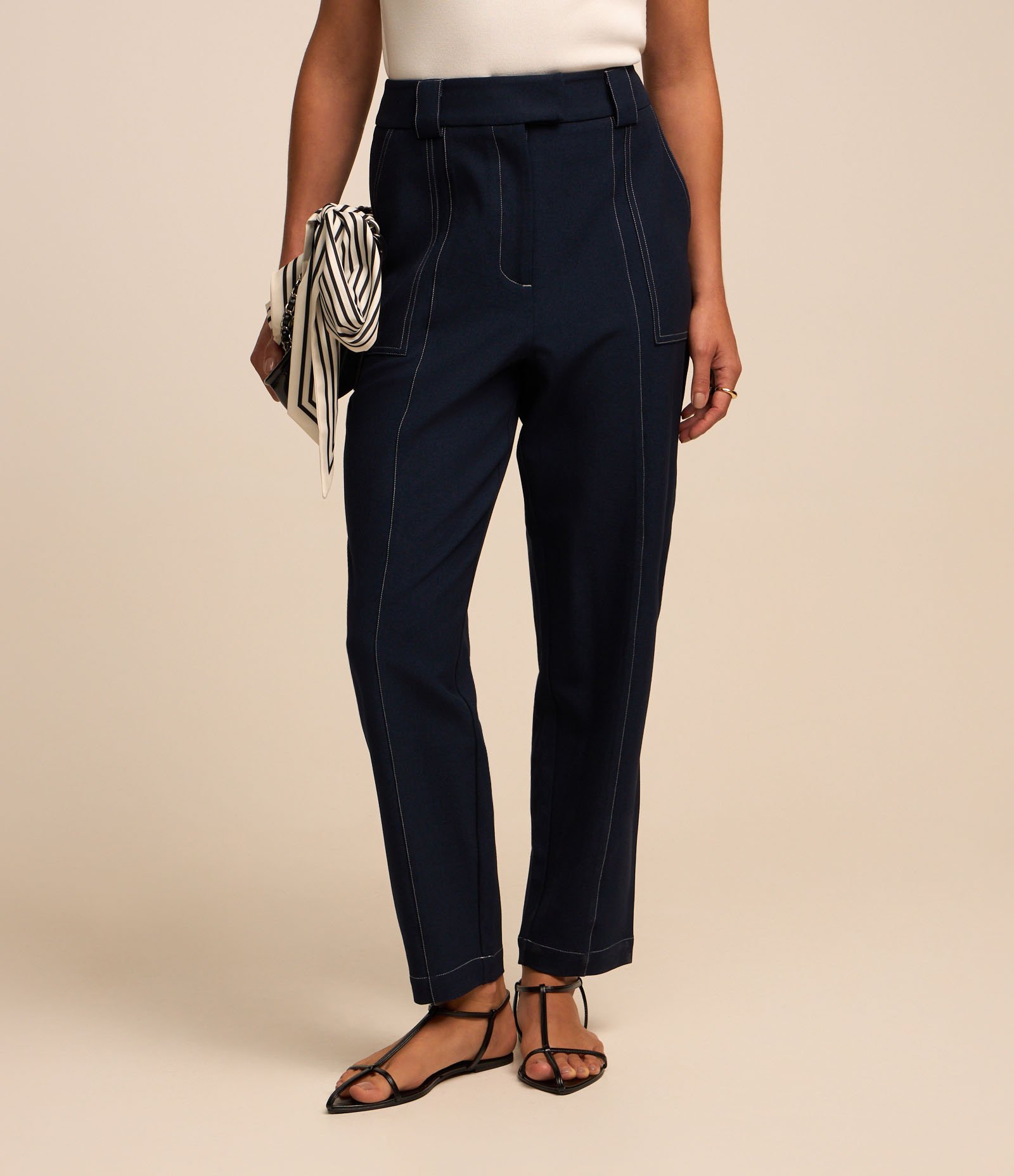 Calça Cenoura Alfaiatada Cintura Alta com Recorte Pespontado Azul 3