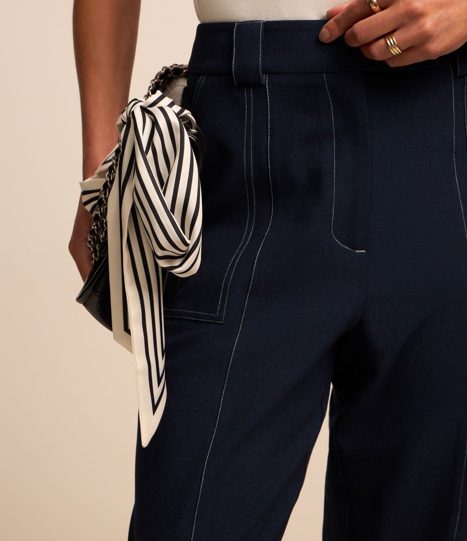 Calça Cenoura Alfaiatada Cintura Alta com Recorte Pespontado Azul 4