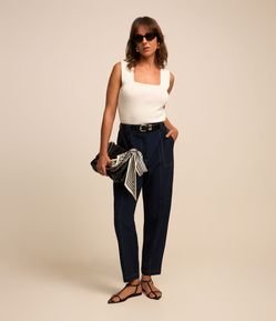 Calça Cenoura Alfaiatada Cintura Alta com Recorte Pespontado