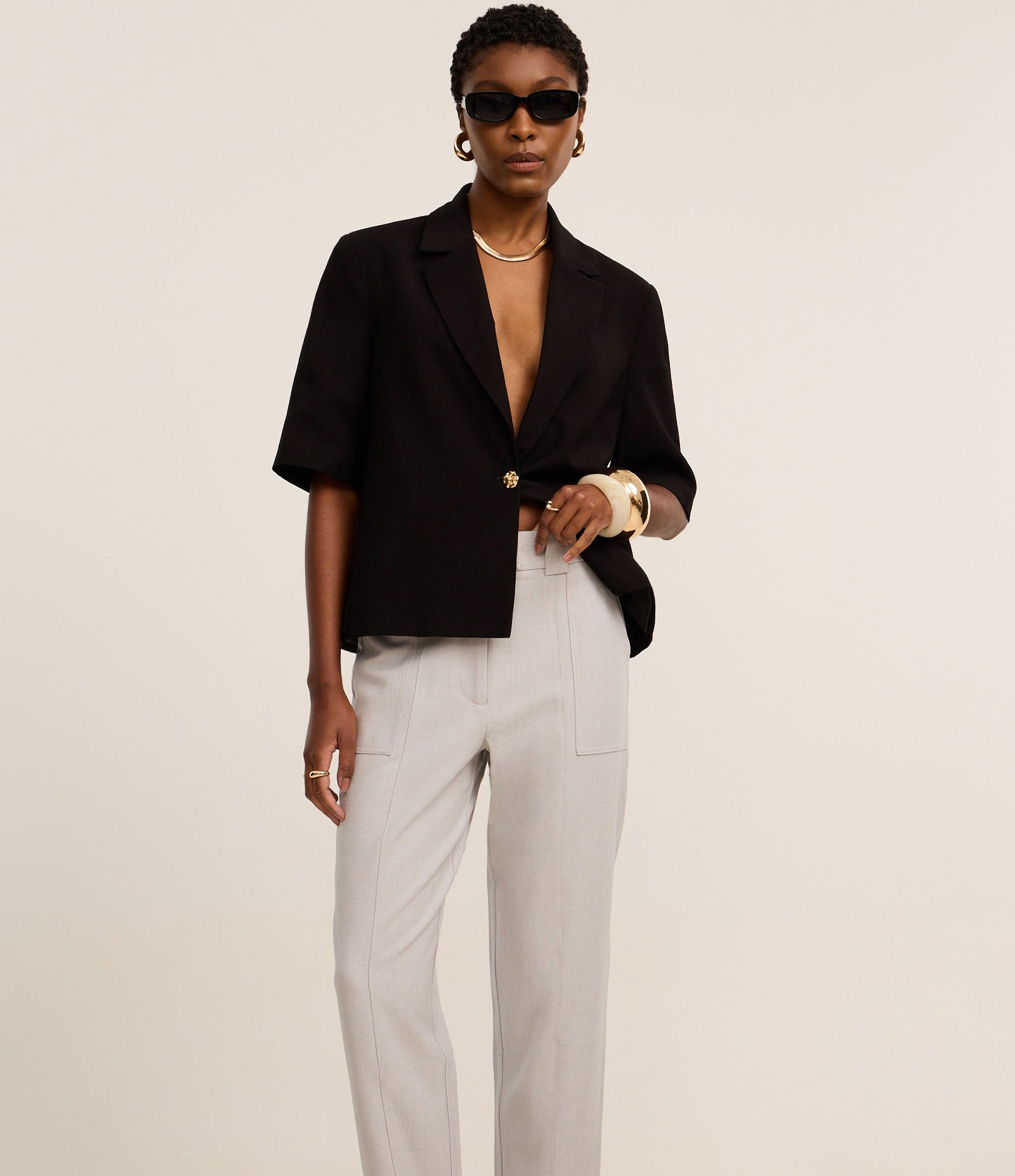 Calça Cenoura Alfaiatada Cintura Alta com Recorte Pespontado Cinza 1