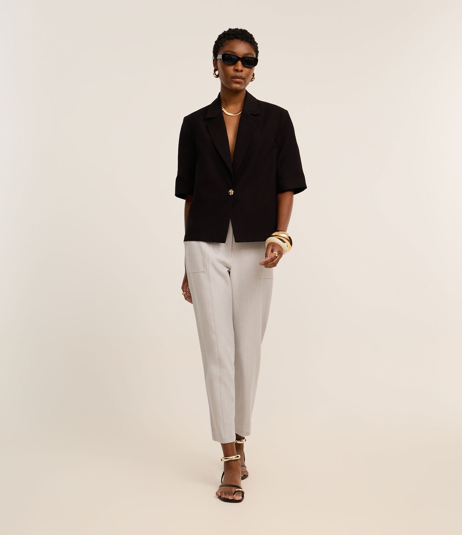 Calça Cenoura Alfaiatada Cintura Alta com Recorte Pespontado Cinza 2