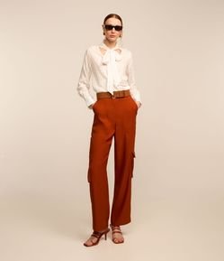 Calça Reta Cintura Alta Alfaiatada com Bolsos Cargo