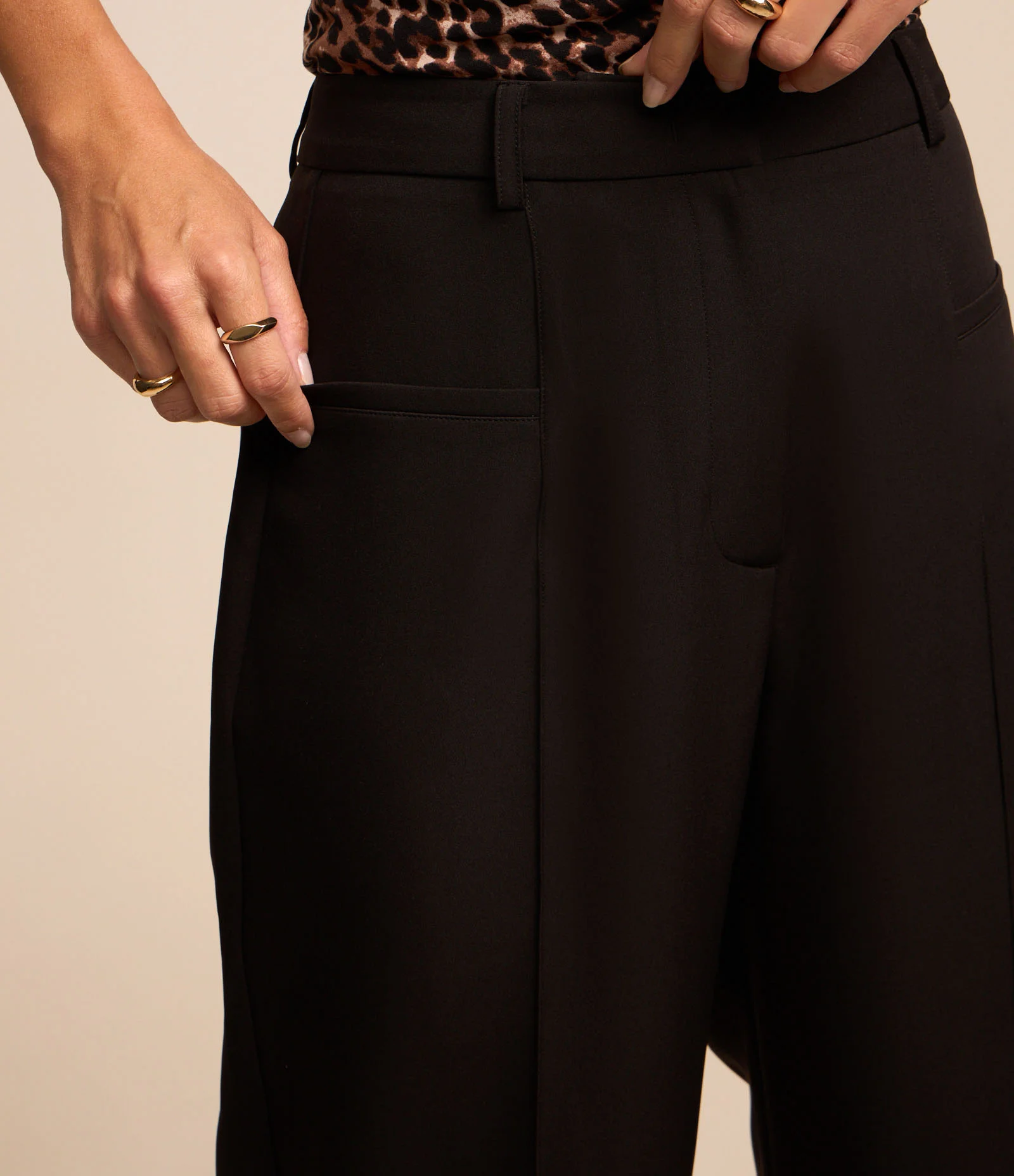 Calça Reta Alfaiatada Cintura Alta com Frisos Preto 4