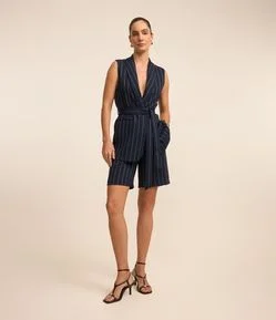 Bermuda Alfaiatada com Lapelas e Listras Riscas de Giz