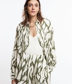 Camisa em Viscolinho com Abotoamento e Estampa Abstrata
