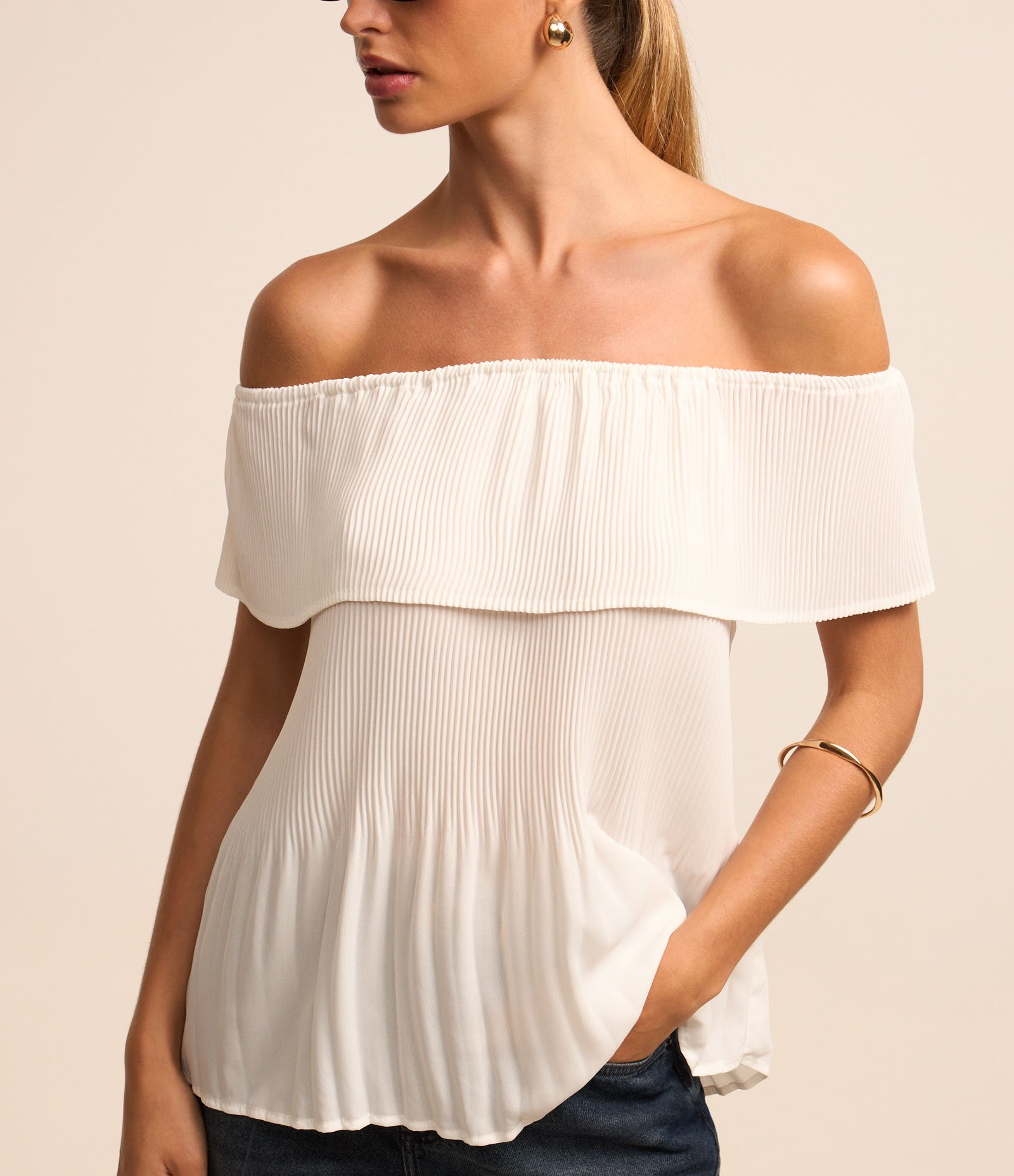 Blusa Ombro a Ombro em Chiffon Plissado Irregular Branco