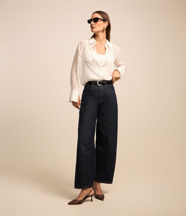 Camisa com Textura Jacquard e Leve Transparência