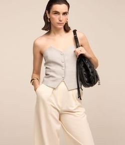 Blusa Tomara que Caia Alfaiatada com Abotoamento