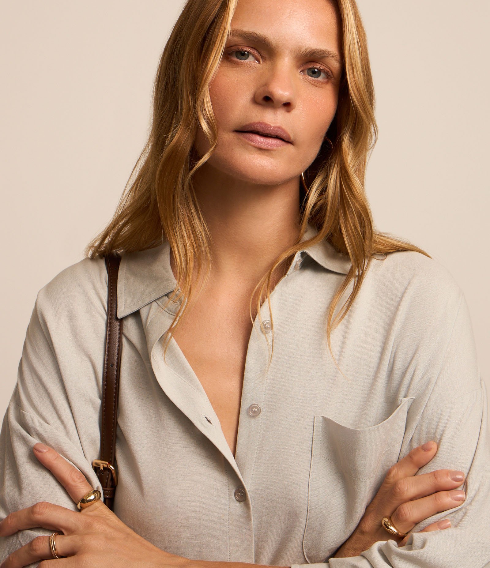 Camisa Alongada em Viscolinho com Abotoamento Cinza 3