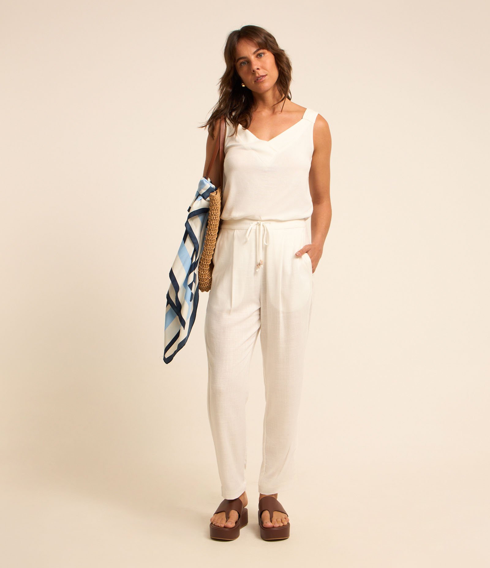 Blusa em Viscolinho com Detalhe na Alça e Decote 2