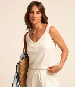 Blusa em Viscolinho com Detalhe na Alça e Decote