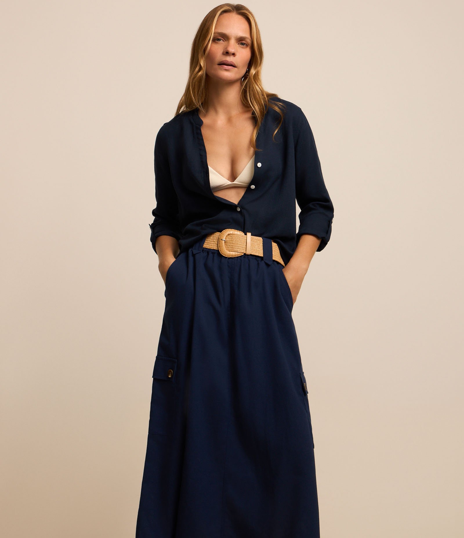 Saia Midi em Viscolinho Com Cinto de Ráfia e Bolsos Cargos Azul 2