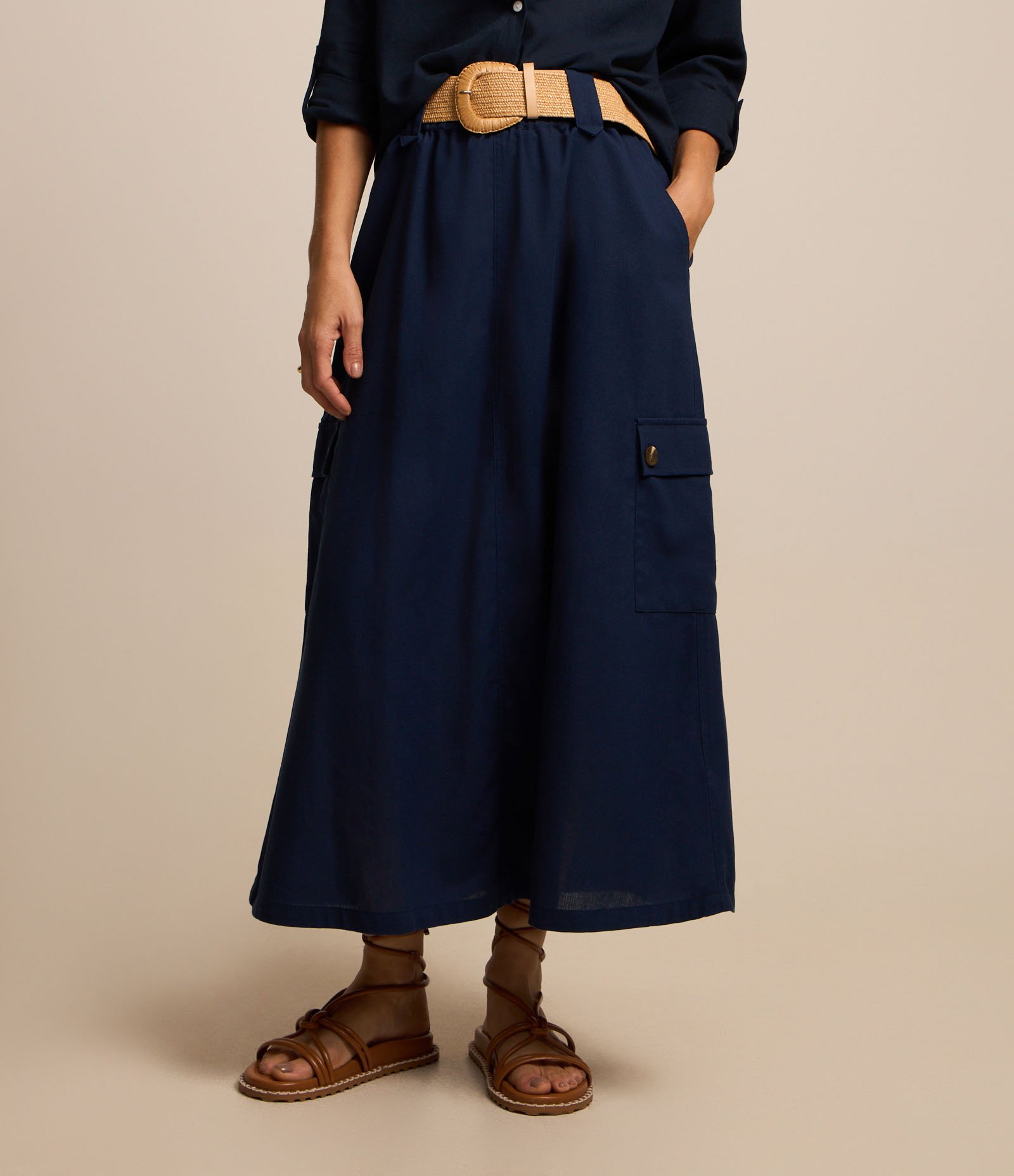 Saia Midi em Viscolinho Com Cinto de Ráfia e Bolsos Cargos Azul 3